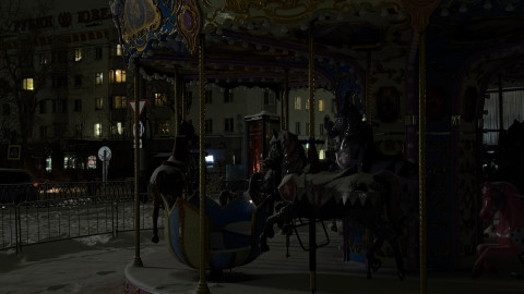 Обесточенная карусель в Мурманске