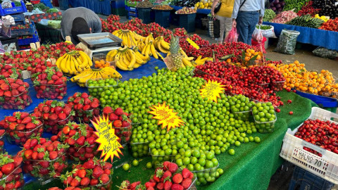 Фрукты на базаре в Турции