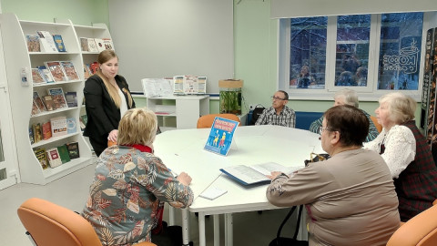 пожилые люди за столом