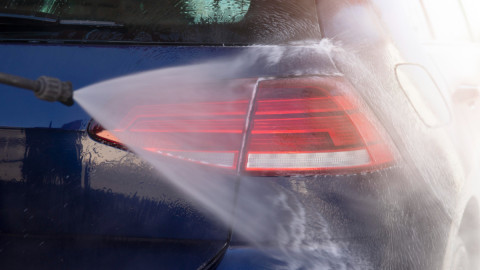 Шланг под напором направлен на автомобиль