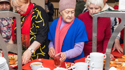 Пенсионеры в столовой