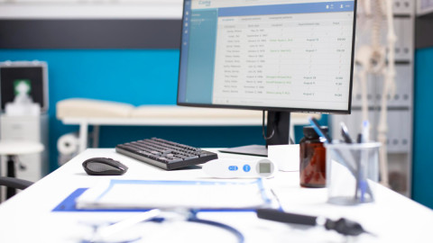 компьютер в на столе врача