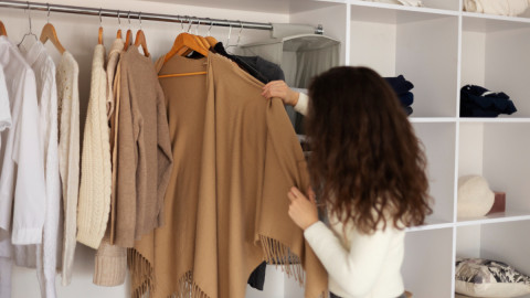 девушка рассматривает кофту