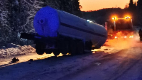 прицеп стоит на заснеженной дороге