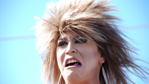 Девушка в шапке кричит