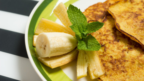 банановые оладьи на тарелке