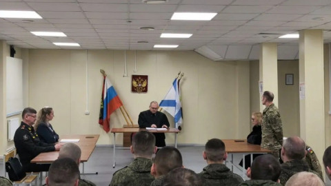 военный стоит перед судьей