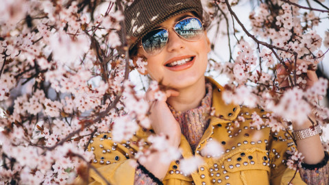 Женщина в цветущих цветах