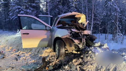 сильно помятая машина после аварии