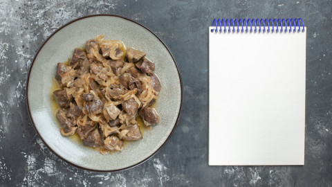 Печень в тарелке и пустой блокнот