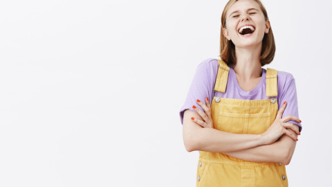 Девушка смеется