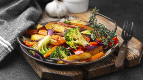 тарелка с запеченными овощами