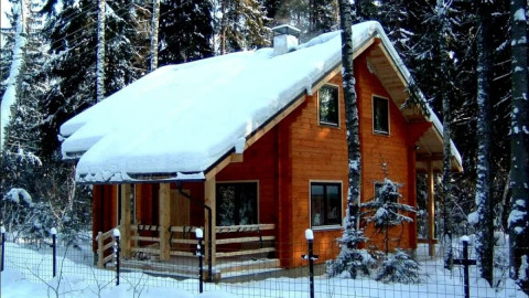 Деревянный дом зимой