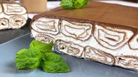 на столе торт в разрезе