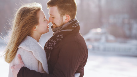 Влюбленная пара смотрит друг на друга