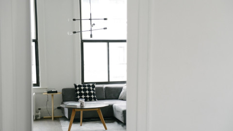 Стол и диван с подушками в квартире