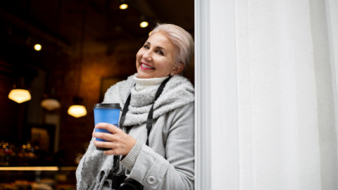 Женщина улыбается с кофе