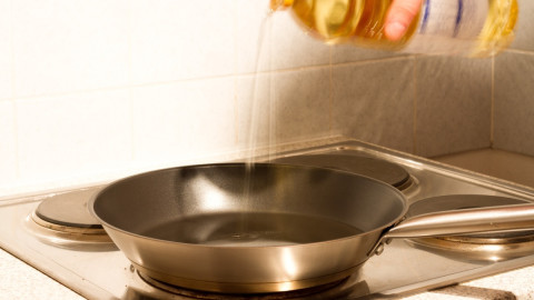 Подсолнечное масло и сковорода