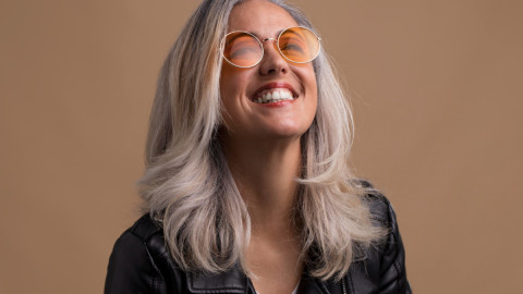 Улыбающаяся женщина с седыми волосами