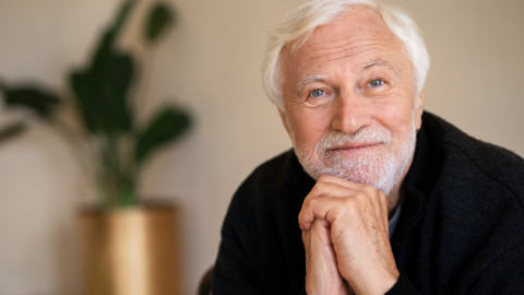 Пожилой седой мужчина