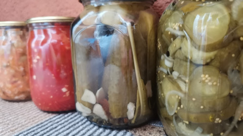 консервированные огурцы в банке