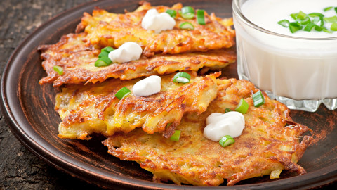 Вкусные драники со сметаной