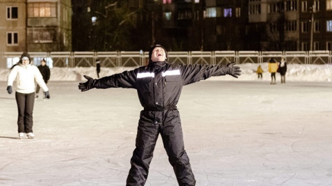 парень катается на коньках