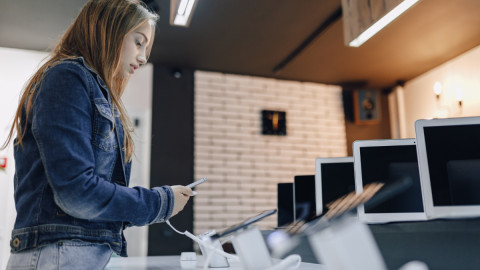 девушка в руке держит смартфон