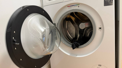 Стиральная машина с открытой дверцей
