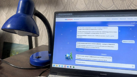 ноутбук и лампа на столе