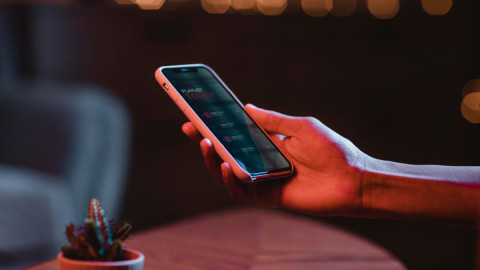 Человек держит смартфон в руке