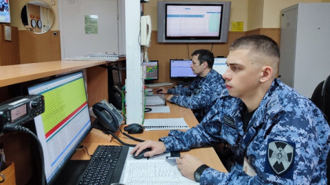 сотрудники Росгвардии следят за пультом