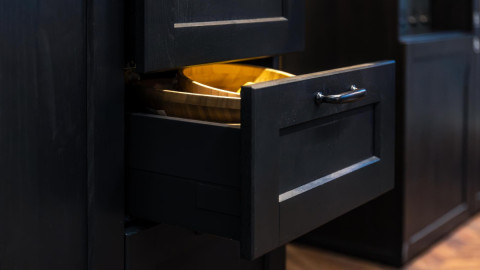 приоткрыт ящик, видна посуда