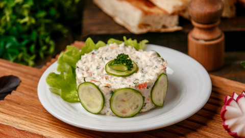 салат на столе