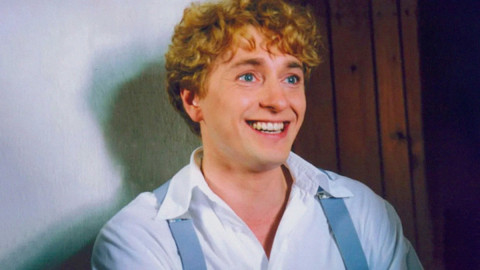 Актер Сергей Безруков улыбается в рубашке