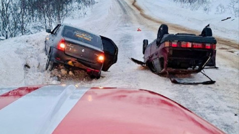 машины в аварии на зимней трассе