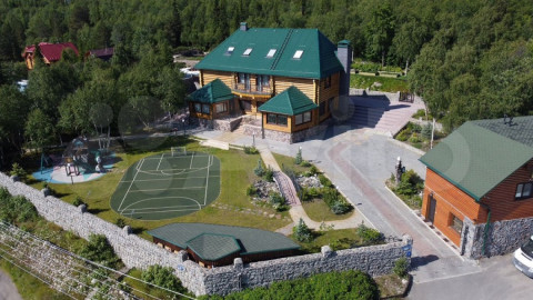 красивая усадьба с каменным забором