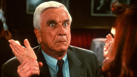 Седой мужчина держит руку женщины