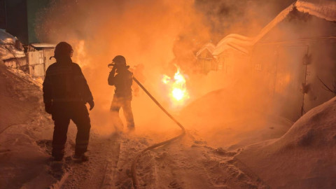 спасатели тушат пожар в гаражах