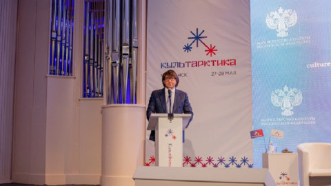 Андрей Малахов стоит на сцене