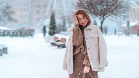 модная женщина зимой