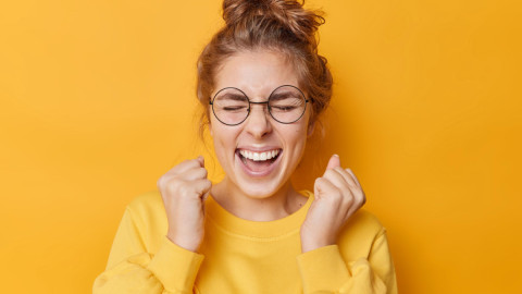 Женщина в очках на ярком фоне