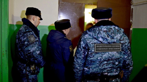 судебные приставы стоят возле квартиры