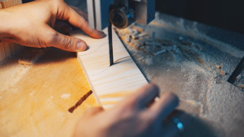 Человек держит доску