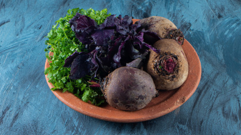 свекла в тарелке