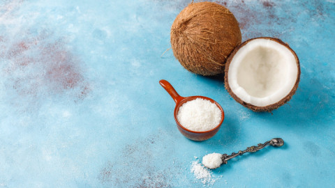 кокосы на столе