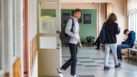 Школьник после уроков