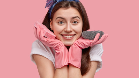 Девушка с губкой и металлической щеткой