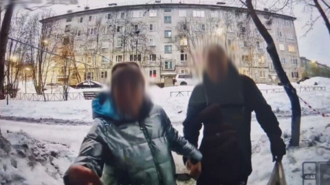 женщина с мужчиной возле подъезда