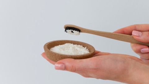 сода и зубная щетка